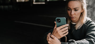 Black Week Banner Frau mit Handy