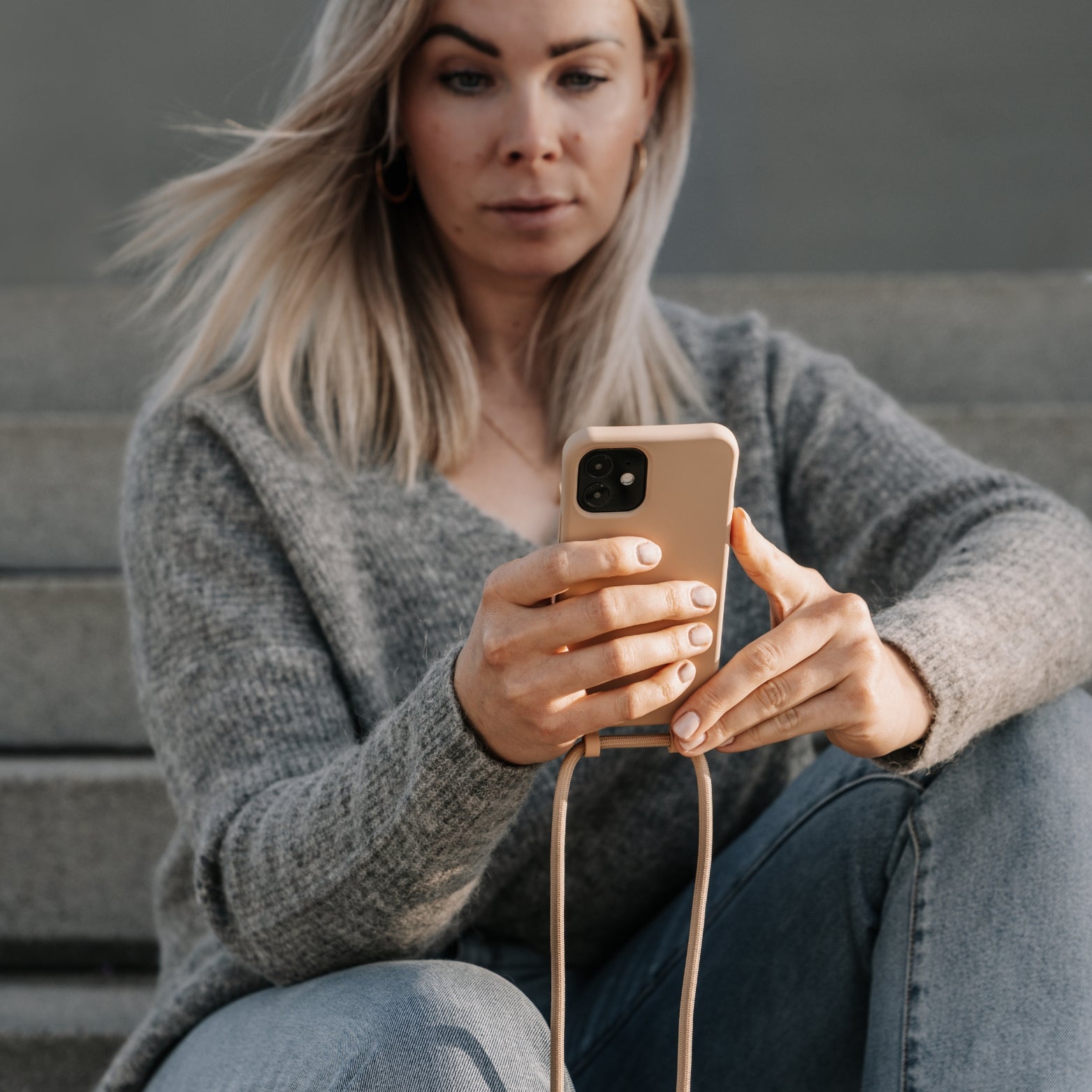 Handyhülle mit Kordel Beige - iPhone & Samsung