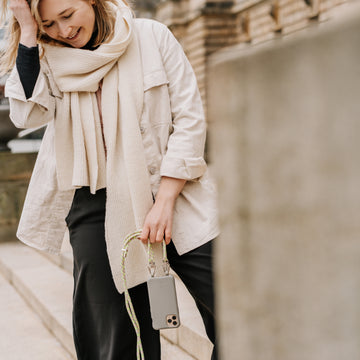 Smart Case TAUPEGRAU | Karabiner-Kordel NEON