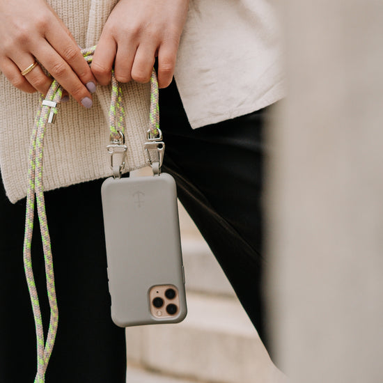 Smart Case TAUPEGRAU | Karabiner-Kordel NEON